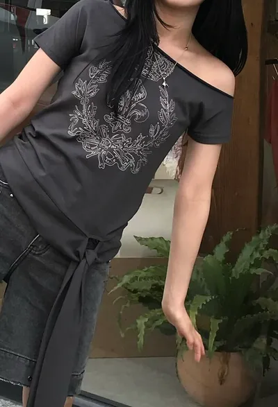 Chateau Shithole Tie Tee Charcoal - 감도 깊은 취향 셀렉트샵 29CM