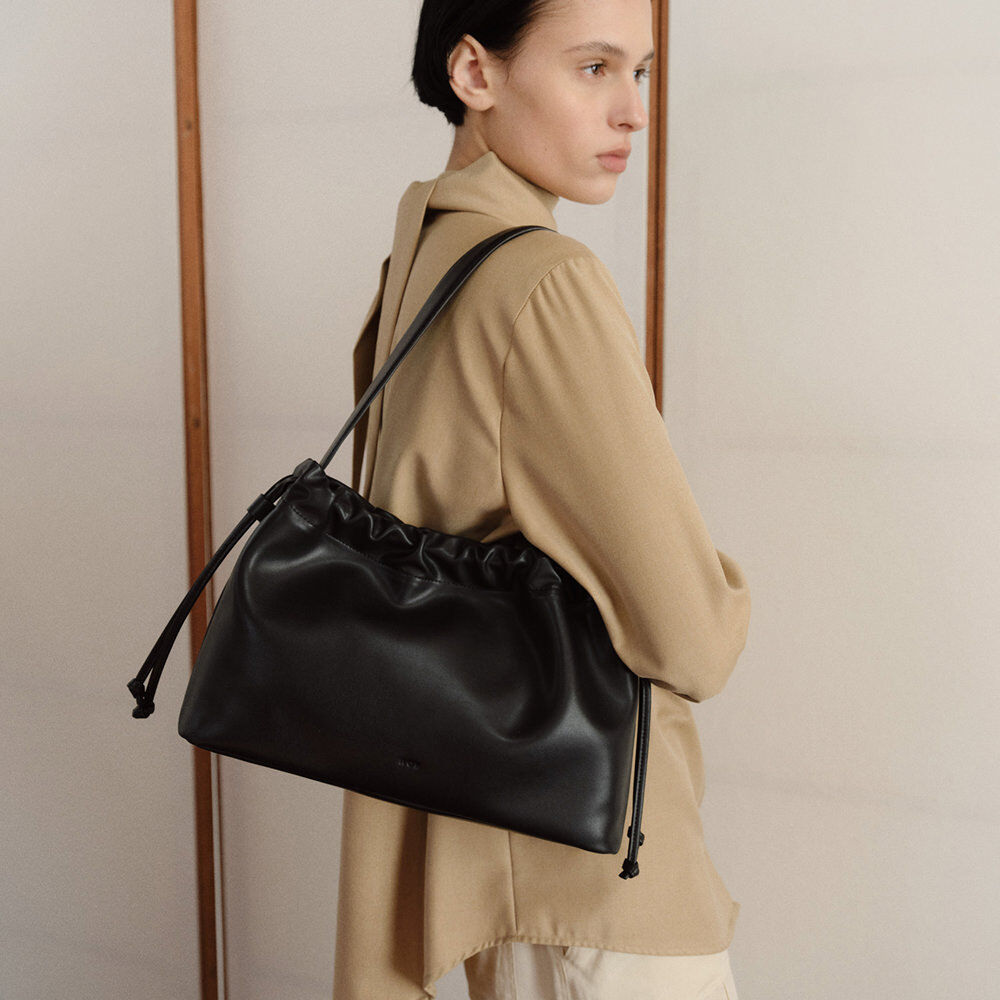 Arc Lite hobo bag Black - 감도 깊은 취향 셀렉트샵 29CM