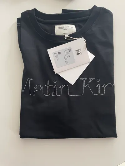 ★MATIN KIM ★MATIN EDGE STITCH LOGO TOP MK2477TS069MBB_1.jpg?v=1752570643