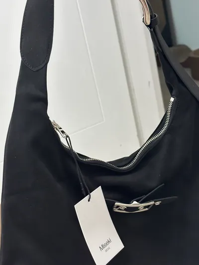 Belted flat shoulder bag BLACK - 감도 깊은 취향 셀렉트샵 29CM