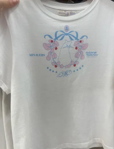【Rockfish Weatherwear】X MINJUKIM SWEET KITTY BOW T-SHIRT ROCKFISH WEATHERWEAR》 X MINJUKIM SWEET KITTY BOW T-SHIRT