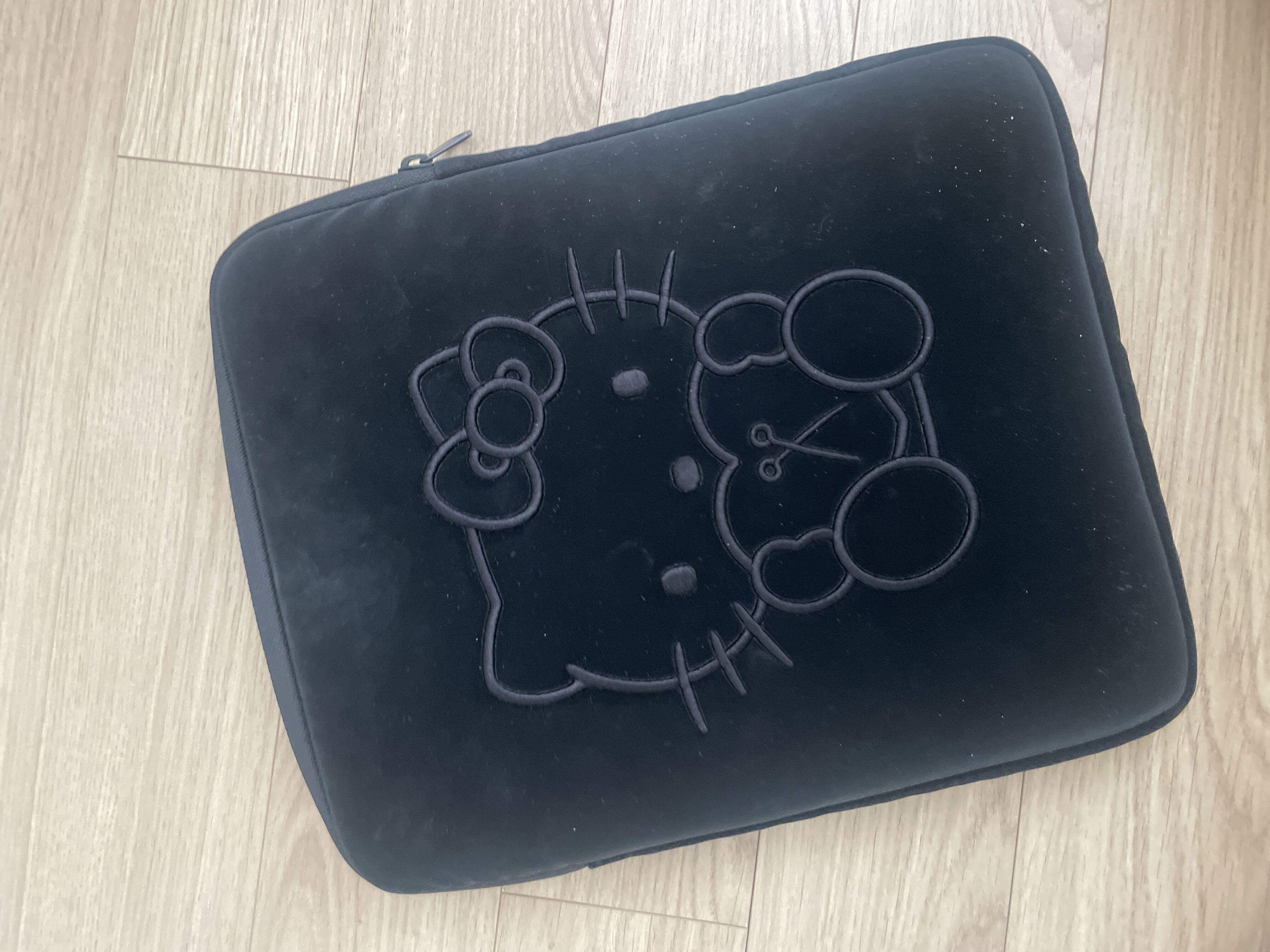Haze Tablet Pouch 11 inch Hello Kitty Black - 감도 깊은 취향