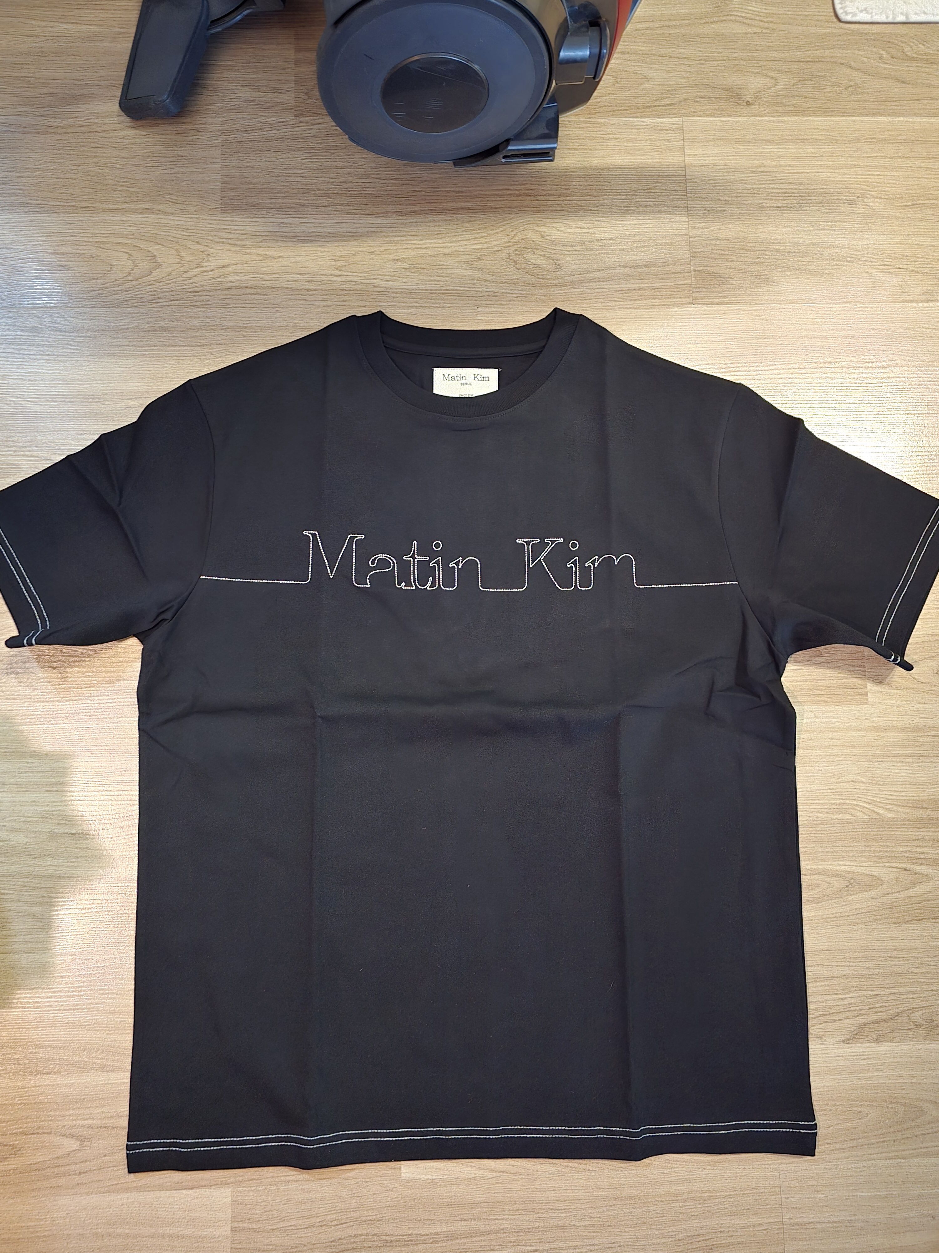 ★MATIN KIM ★MATIN EDGE STITCH LOGO TOP MK2477TS069MBB_1.jpg?v=1752570643