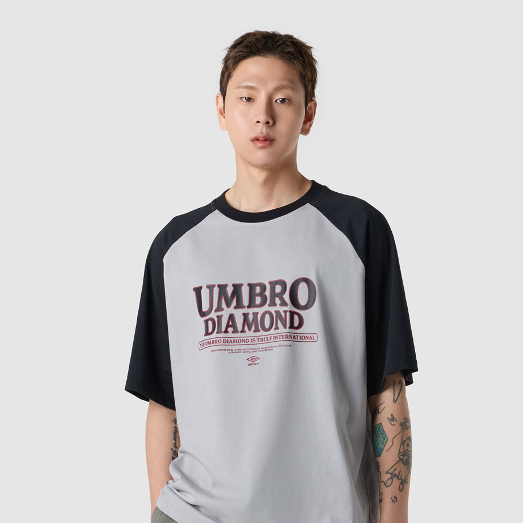 UMBRO■X MOONSUN] Logo Short Sleeve■送料込 Umbro x MOONSUN Logo T-Shirt / Black - 감도 깊은 취향 셀렉트