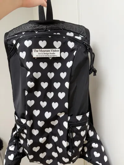 バックパック・リュック THE MUSEUM VISITOR MESH MOUNTAINEERING HEARTPRINTEDBACKPACK MESH MOUNTAINEERING HEART PRINTED BACKPACK (BLACK) - 감도