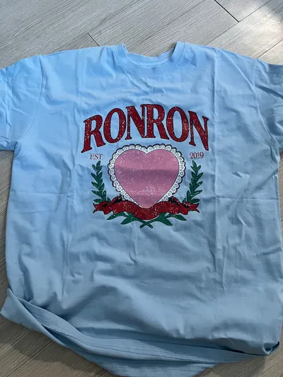 RONRON HEART LAUREL OVER FIT T SHIRT SOFT BLUE - 감도 깊은